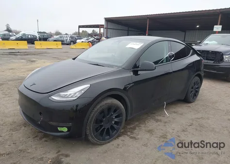 2023 Tesla Model Y Awd/Long Range Dual Motor All-Wheel Drive z USA, uszkodzony, nr VIN 7SAYGDEE8PA101552